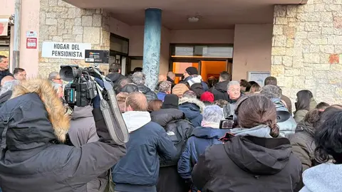 Tensión, inquietud, indignación y, sobre todo, mucho enfado. Así ha comenzado este viernes por la tarde la reunión convocada en el Ayuntamiento de Villamanín para aclarar lo sucedido con las participaciones del número 79.432, agraciado con El Gordo de la Lotería de Navidad. Fotos: Tinín