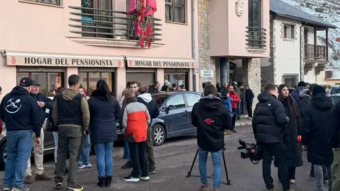 Tensión, inquietud, indignación y, sobre todo, mucho enfado. Así ha comenzado este viernes por la tarde la reunión convocada en el Ayuntamiento de Villamanín para aclarar lo sucedido con las participaciones del número 79.432, agraciado con El Gordo de la Lotería de Navidad. Fotos: Tinín