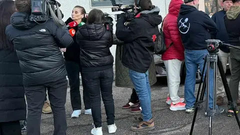 Tensión, inquietud, indignación y, sobre todo, mucho enfado. Así ha comenzado este viernes por la tarde la reunión convocada en el Ayuntamiento de Villamanín para aclarar lo sucedido con las participaciones del número 79.432, agraciado con El Gordo de la Lotería de Navidad. Fotos: Tinín