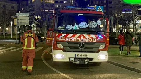 Bomberos de León han intervenido este viernes, pasadas las 18:30 horas, tras recibirse un aviso por una posible presencia de humo en la calle Alcázar de Toledo. Los alertantes advertían de un intenso olor a plástico quemado en el número 14 de la citada vía. Fotos: S. García