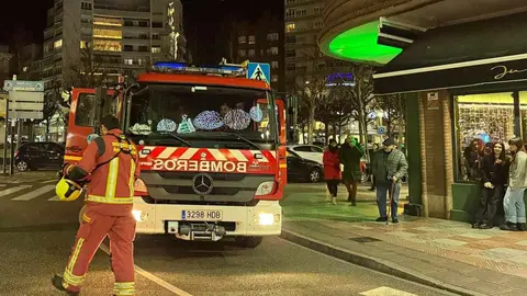Bomberos de León han intervenido este viernes, pasadas las 18:30 horas, tras recibirse un aviso por una posible presencia de humo en la calle Alcázar de Toledo. Los alertantes advertían de un intenso olor a plástico quemado en el número 14 de la citada vía. Fotos: S. García