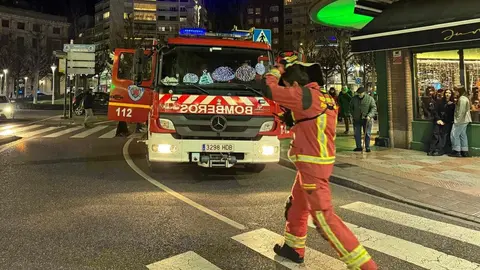 Bomberos de León han intervenido este viernes, pasadas las 18:30 horas, tras recibirse un aviso por una posible presencia de humo en la calle Alcázar de Toledo. Los alertantes advertían de un intenso olor a plástico quemado en el número 14 de la citada vía. Fotos: S. García