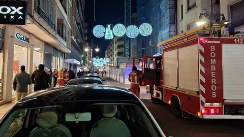 Bomberos de León han intervenido este viernes, pasadas las 18:30 horas, tras recibirse un aviso por una posible presencia de humo en la calle Alcázar de Toledo. Los alertantes advertían de un intenso olor a plástico quemado en el número 14 de la citada vía. Fotos: S. García
