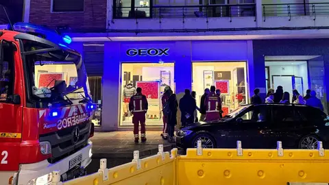 Bomberos de León han intervenido este viernes, pasadas las 18:30 horas, tras recibirse un aviso por una posible presencia de humo en la calle Alcázar de Toledo. Los alertantes advertían de un intenso olor a plástico quemado en el número 14 de la citada vía. Fotos: S. García