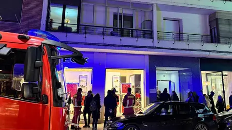 Bomberos de León han intervenido este viernes, pasadas las 18:30 horas, tras recibirse un aviso por una posible presencia de humo en la calle Alcázar de Toledo. Los alertantes advertían de un intenso olor a plástico quemado en el número 14 de la citada vía. Fotos: S. García