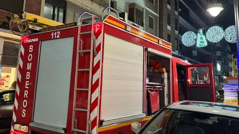 Bomberos de León han intervenido este viernes, pasadas las 18:30 horas, tras recibirse un aviso por una posible presencia de humo en la calle Alcázar de Toledo. Los alertantes advertían de un intenso olor a plástico quemado en el número 14 de la citada vía. Fotos: S. García