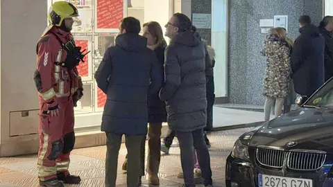 Bomberos de León han intervenido este viernes, pasadas las 18:30 horas, tras recibirse un aviso por una posible presencia de humo en la calle Alcázar de Toledo. Los alertantes advertían de un intenso olor a plástico quemado en el número 14 de la citada vía. Fotos: S. García