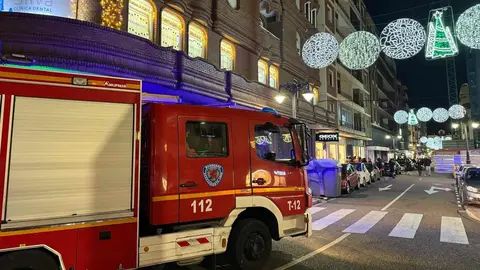 Bomberos de León han intervenido este viernes, pasadas las 18:30 horas, tras recibirse un aviso por una posible presencia de humo en la calle Alcázar de Toledo. Los alertantes advertían de un intenso olor a plástico quemado en el número 14 de la citada vía. Fotos: S. García