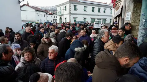 Reunión entre la Comisión de Fiestas de Villamanín y los vecinos premiados con el gordo de la Lotería de Navidad. Foto: Campillo