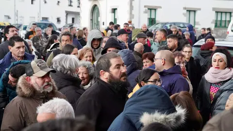 Reunión entre la Comisión de Fiestas de Villamanín y los vecinos premiados con el gordo de la Lotería de Navidad. Foto: Campillo