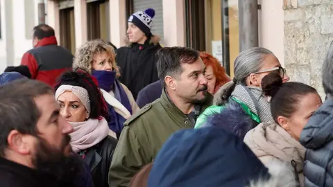 Reunión entre la Comisión de Fiestas de Villamanín y los vecinos premiados con el gordo de la Lotería de Navidad. Foto: Campillo