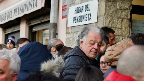 Reunión entre la Comisión de Fiestas de Villamanín y los vecinos premiados con el gordo de la Lotería de Navidad. Foto: Campillo