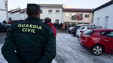 Reunión entre la Comisión de Fiestas de Villamanín y los vecinos premiados con el gordo de la Lotería de Navidad. Foto: Campillo)