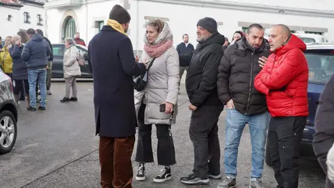 Reunión entre la Comisión de Fiestas de Villamanín y los vecinos premiados con el gordo de la Lotería de Navidad. Foto: Campillo