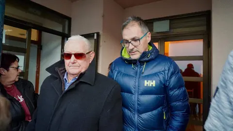 Reunión entre la Comisión de Fiestas de Villamanín y los vecinos premiados con el gordo de la Lotería de Navidad. Foto: Campillo