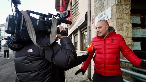 Reunión entre la Comisión de Fiestas de Villamanín y los vecinos premiados con el gordo de la Lotería de Navidad. Foto: Campillo
