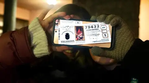 Reunión entre la Comisión de Fiestas de Villamanín y los vecinos premiados con el gordo de la Lotería de Navidad. Foto: Campillo