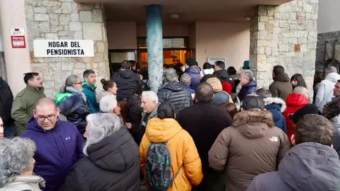 Tras la tensa reunión de este viernes la agrupación ha mostrado su disposición a ceder íntegramente el premio correspondiente a sus papeletas para cubrir parte de los cerca de cuatro millones de euros que quedaron en el aire por la venta de diez décimos no consignados. En la imagen, los vecinos a la salida de la reunión. Foto: Campillo