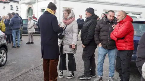 Tras la tensa reunión de este viernes la agrupación ha mostrado su disposición a ceder íntegramente el premio correspondiente a sus papeletas para cubrir parte de los cerca de cuatro millones de euros que quedaron en el aire por la venta de diez décimos no consignados. En la imagen, los vecinos a la salida de la reunión. Foto: Campillo
