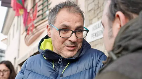 Tras la tensa reunión de este viernes la agrupación ha mostrado su disposición a ceder íntegramente el premio correspondiente a sus papeletas para cubrir parte de los cerca de cuatro millones de euros que quedaron en el aire por la venta de diez décimos no consignados. En la imagen, los vecinos a la salida de la reunión. Foto: Campillo