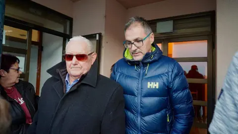 Tras la tensa reunión de este viernes la agrupación ha mostrado su disposición a ceder íntegramente el premio correspondiente a sus papeletas para cubrir parte de los cerca de cuatro millones de euros que quedaron en el aire por la venta de diez décimos no consignados. En la imagen, los vecinos a la salida de la reunión. Foto: Campillo