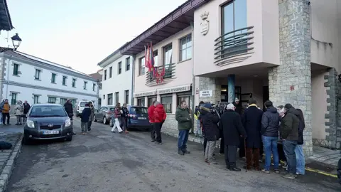 Tras la tensa reunión de este viernes la agrupación ha mostrado su disposición a ceder íntegramente el premio correspondiente a sus papeletas para cubrir parte de los cerca de cuatro millones de euros que quedaron en el aire por la venta de diez décimos no consignados. En la imagen, los vecinos a la salida de la reunión. Foto: Campillo