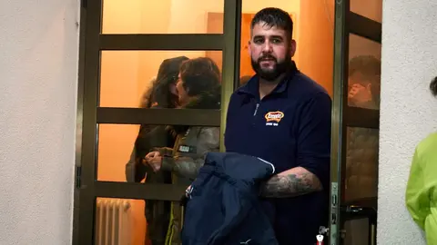 Tras la tensa reunión de este viernes la agrupación ha mostrado su disposición a ceder íntegramente el premio correspondiente a sus papeletas para cubrir parte de los cerca de cuatro millones de euros que quedaron en el aire por la venta de diez décimos no consignados. En la imagen, los vecinos a la salida de la reunión. Foto: Campillo