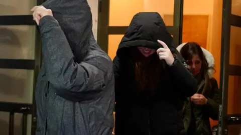 Tras la tensa reunión de este viernes la agrupación ha mostrado su disposición a ceder íntegramente el premio correspondiente a sus papeletas para cubrir parte de los cerca de cuatro millones de euros que quedaron en el aire por la venta de diez décimos no consignados. En la imagen, los vecinos a la salida de la reunión. Foto: Campillo