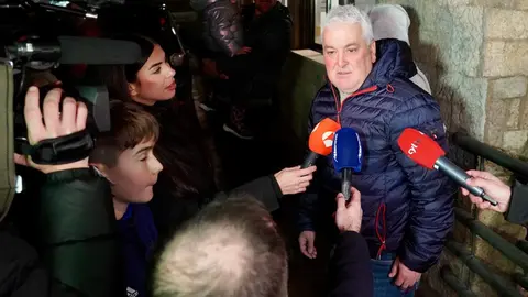 Tras la tensa reunión de este viernes la agrupación ha mostrado su disposición a ceder íntegramente el premio correspondiente a sus papeletas para cubrir parte de los cerca de cuatro millones de euros que quedaron en el aire por la venta de diez décimos no consignados. En la imagen, los vecinos a la salida de la reunión. Foto: Campillo