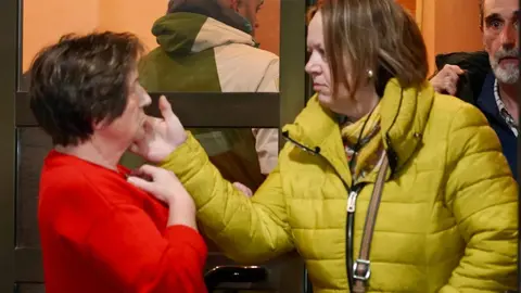 Tras la tensa reunión de este viernes la agrupación ha mostrado su disposición a ceder íntegramente el premio correspondiente a sus papeletas para cubrir parte de los cerca de cuatro millones de euros que quedaron en el aire por la venta de diez décimos no consignados. En la imagen, los vecinos a la salida de la reunión. Foto: Campillo