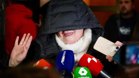 Tras la tensa reunión de este viernes la agrupación ha mostrado su disposición a ceder íntegramente el premio correspondiente a sus papeletas para cubrir parte de los cerca de cuatro millones de euros que quedaron en el aire por la venta de diez décimos no consignados. En la imagen, los vecinos a la salida de la reunión. Foto: Campillo