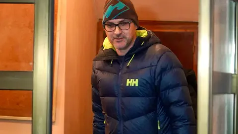 Tras la tensa reunión de este viernes la agrupación ha mostrado su disposición a ceder íntegramente el premio correspondiente a sus papeletas para cubrir parte de los cerca de cuatro millones de euros que quedaron en el aire por la venta de diez décimos no consignados. En la imagen, los vecinos a la salida de la reunión. Foto: Campillo