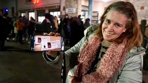 Reunión entre la Comisión de Fiestas de Villamanín y los vecinos premiados con el gordo de la Lotería de Navidad.