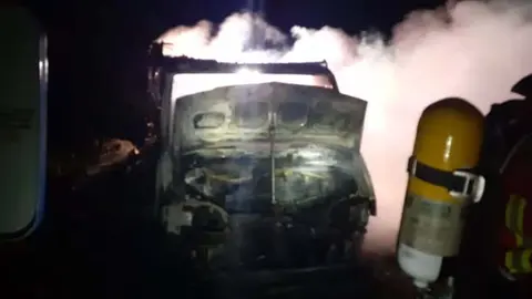 Una dotación del Parque de Celada interviene en un incendio en una caravana en Castrocontrigo, controlando las llamas y asegurando la zona. Foto: Diputación de León.