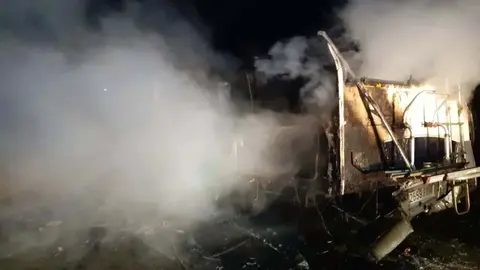 Una dotación del Parque de Celada interviene en un incendio en una caravana en Castrocontrigo, controlando las llamas y asegurando la zona. Foto: Diputación de León.