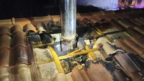 Los Bomberos del Parque de Valencia de Don Juan trabajan durante la noche para extinguir un incendio declarado en una chimenea de la localidad. Foto: Diputación de León.