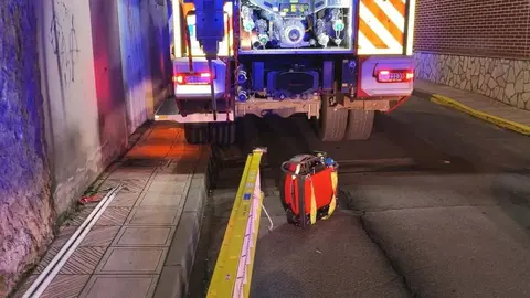 Los Bomberos del Parque de Valencia de Don Juan trabajan durante la noche para extinguir un incendio declarado en una chimenea de la localidad. Foto: Diputación de León.