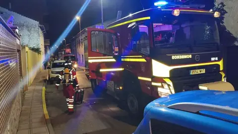 Los Bomberos del Parque de Valencia de Don Juan trabajan durante la noche para extinguir un incendio declarado en una chimenea de la localidad. Foto: Diputación de León.