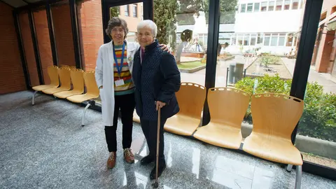 Dolores Quiroga (D), usuaria de la iniciativa 'Es Navidad y hay una silla vacía', de la fundación La Caixa, junto a su psicóloga, Susana Marcos (I). Foto: César Sánchez.