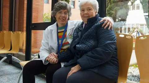 Dolores Quiroga (D), usuaria de la iniciativa 'Es Navidad y hay una silla vacía', de la fundación La Caixa, junto a su psicóloga, Susana Marcos (I). Foto: César Sánchez.