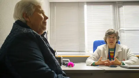 Dolores Quiroga (I), usuaria de la iniciativa 'Es Navidad y hay una silla vacía', de la fundación La Caixa, junto a su psicóloga, Susana Marcos (D). Foto: César Sánchez.