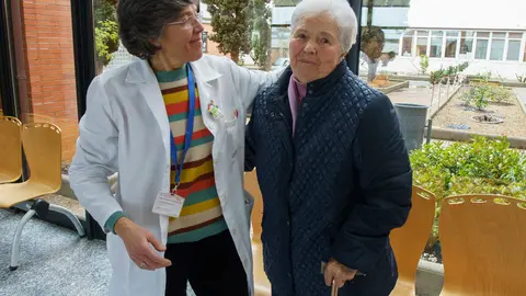 Dolores Quiroga (D), usuaria de la iniciativa 'Es Navidad y hay una silla vacía', de la fundación La Caixa, junto a su psicóloga, Susana Marcos (I). Foto: César Sánchez.