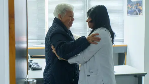 Dolores Quiroga (I), usuaria de la iniciativa 'Es Navidad y hay una silla vacía', de la fundación La Caixa. Foto: César Sánchez.