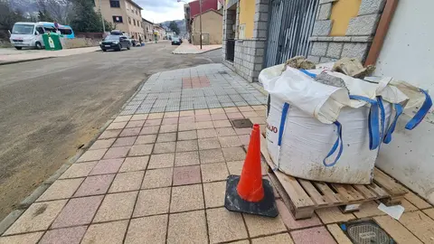 Doce horas después de una reunión maratoniana que se prolongó hasta la madrugada, Villamanín amaneció este viernes con una calma solo aparente. El pueblo, acostumbrado al silencio invernal, parecía aún más vacío de lo habitual. Fotos: Heraldo de León