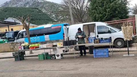 Doce horas después de una reunión maratoniana que se prolongó hasta la madrugada, Villamanín amaneció este viernes con una calma solo aparente. El pueblo, acostumbrado al silencio invernal, parecía aún más vacío de lo habitual. Fotos: Heraldo de León