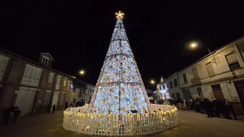 Villoria de Órbigo se llena de Navidad con su árbol de ganchillo, un espectacular belén, cientos de creaciones manuales y una decoración única de la localidad. Fotos Carlos Calvo (2)