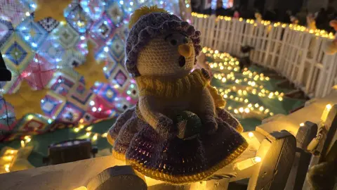 Villoria de Órbigo se llena de Navidad con su árbol de ganchillo, un espectacular belén, cientos de creaciones manuales y una decoración única de la localidad. Fotos Carlos Calvo (3)