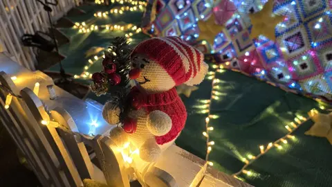 Villoria de Órbigo se llena de Navidad con su árbol de ganchillo, un espectacular belén, cientos de creaciones manuales y una decoración única de la localidad. Fotos Carlos Calvo (4)