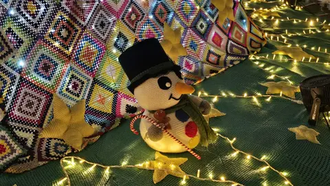 Villoria de Órbigo se llena de Navidad con su árbol de ganchillo, un espectacular belén, cientos de creaciones manuales y una decoración única de la localidad. Fotos Carlos Calvo (5)