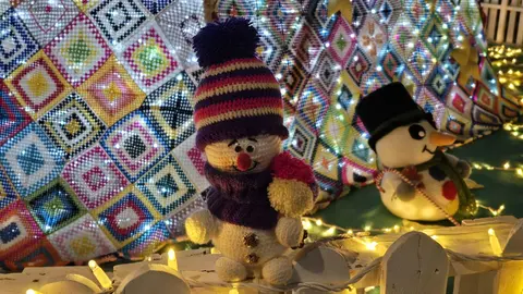 Villoria de Órbigo se llena de Navidad con su árbol de ganchillo, un espectacular belén, cientos de creaciones manuales y una decoración única de la localidad. Fotos Carlos Calvo (6)